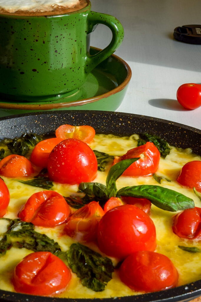 Сулугуни на сковороде с томатами черри, базиликом и медом