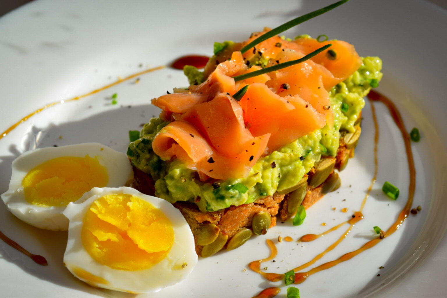 Закуска в огурце - с авокадо, семгой и креветками