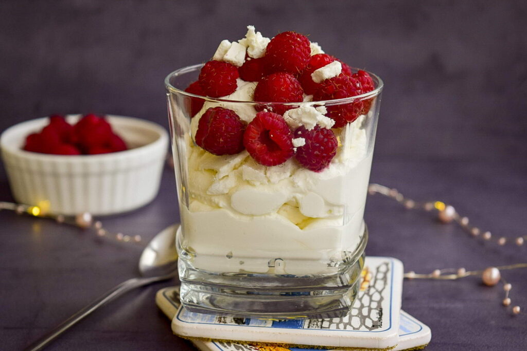 Быстрый рецепт творожного десерта без выпечки с ягодами