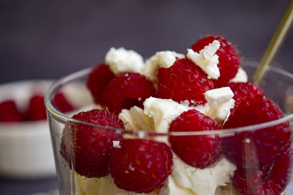 Быстрый рецепт творожного десерта без выпечки с ягодами