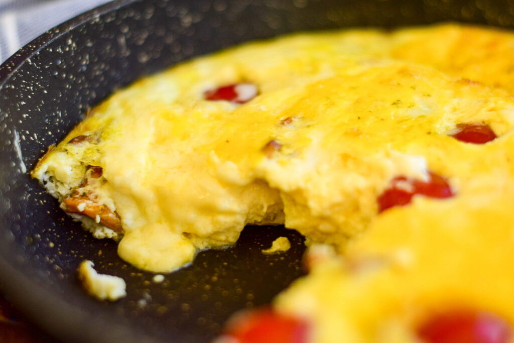 Запеченный омлет с лисичками и сыром — рецепт простого и быстрого завтрака
