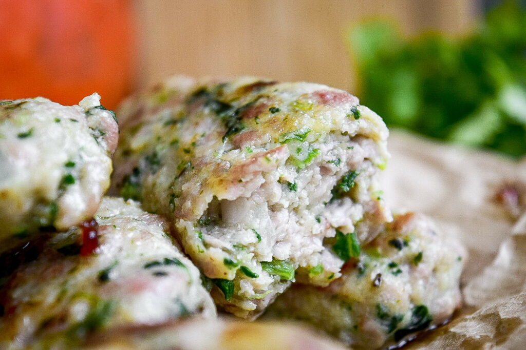 Чевапчичи из курицы со шпинатом — восхитительные мясные колбаски
