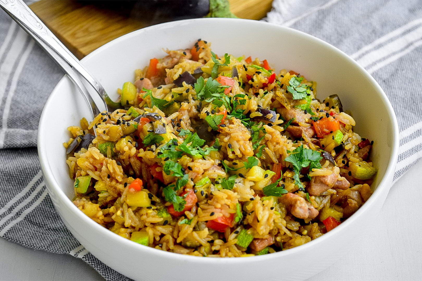 Рис с овощами и курицей в соевом соусе — невероятно быстрый рецепт