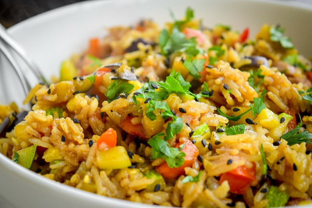 Рис с овощами и курицей в соевом соусе — невероятно быстрый рецепт