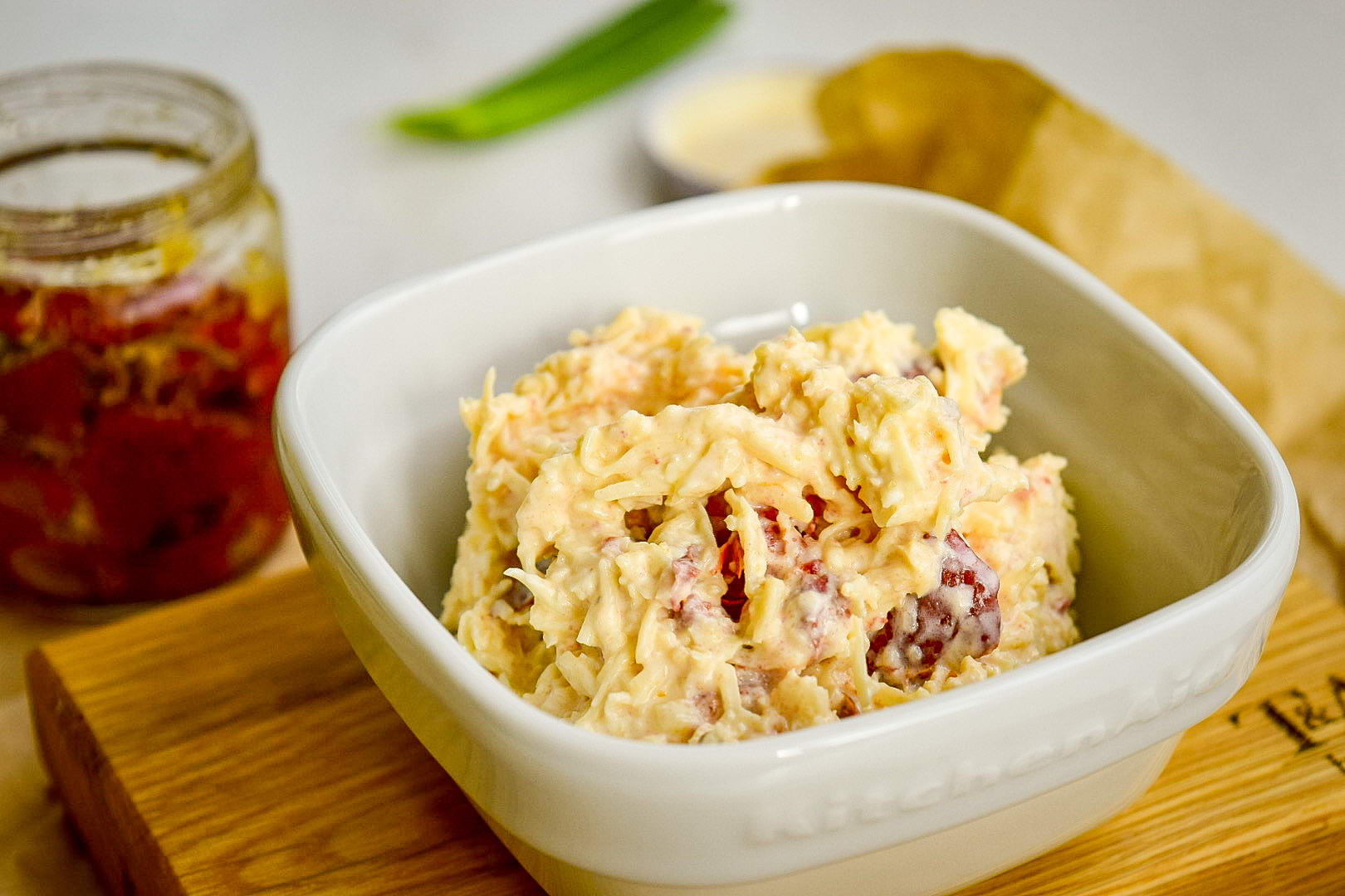 Салат с сыром, чесноком и вялеными томатами — новый вкус старого рецепта