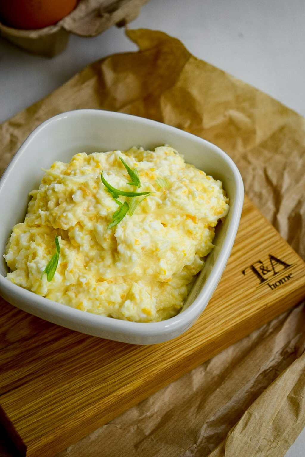 Салат с сыром, яйцом и чесноком — сливочная нежность - СделаемВкусно.ру