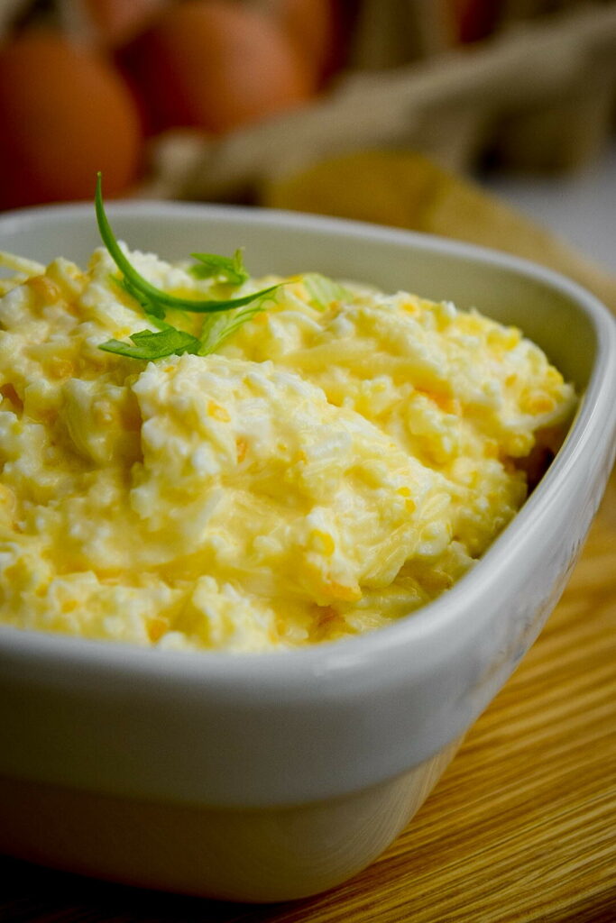 Салат с сыром, яйцом и чесноком — сливочная нежность