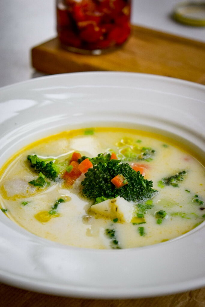 Сырный суп с брокколи и судаком на бульоне из креветок