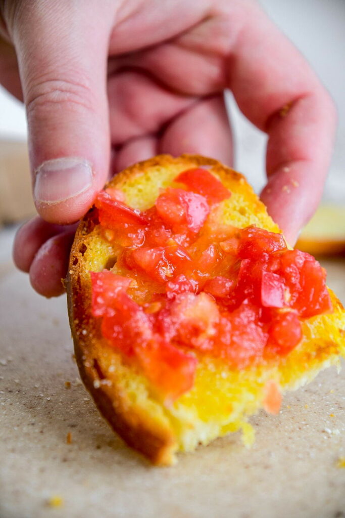 Хлеб с помидорами (пан кон томате) — простая и вкусная закуска из Испании