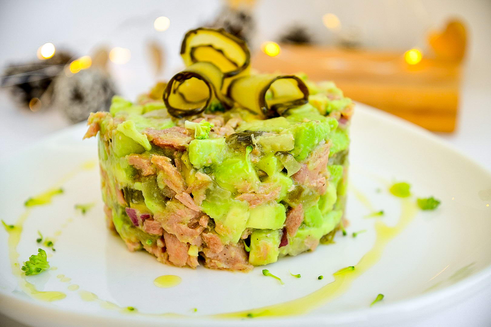 Салат с консервированным тунцом и авокадо — ваши гости будут в восторге