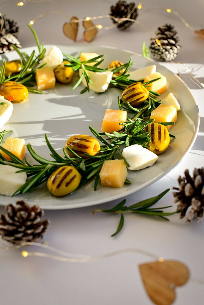 Сырная тарелка — новогоднее оформление праздничного стола