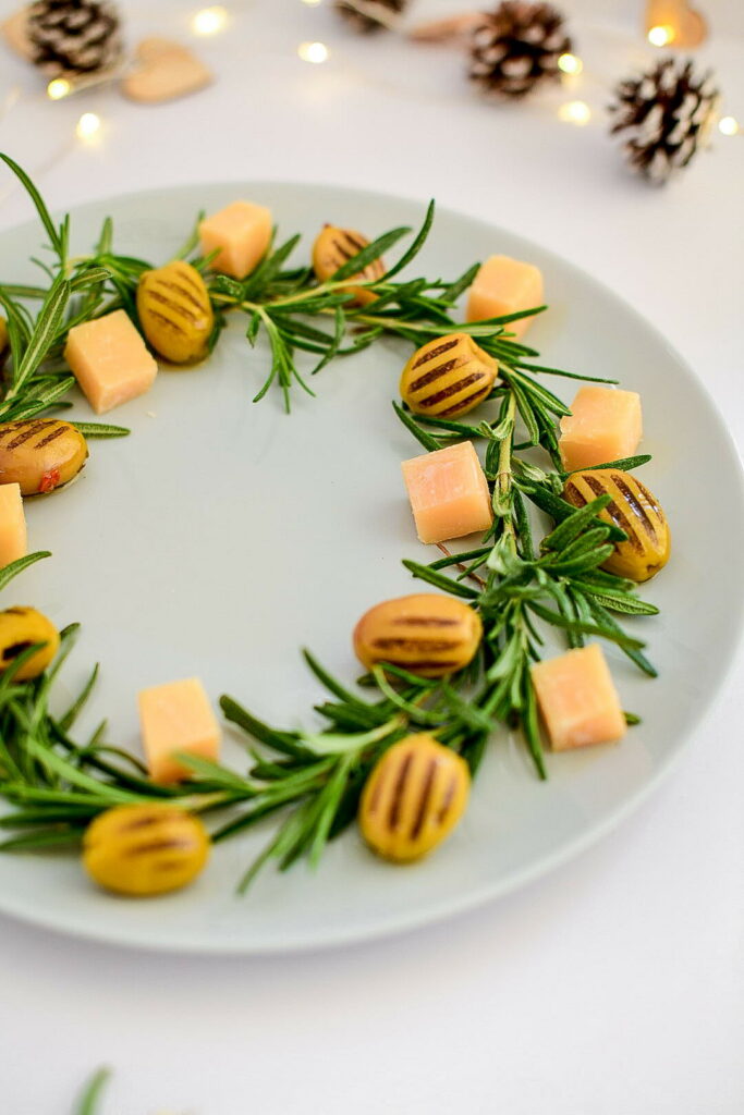 Сырная тарелка — новогоднее оформление праздничного стола
