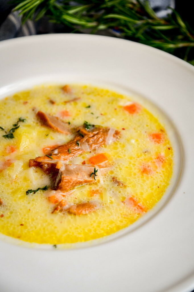 Сырный суп с лисичками — готовится быстро, все в одной кастрюле