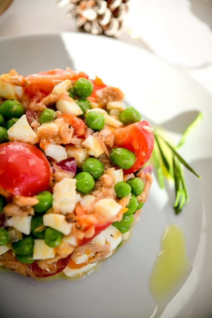 Салат с тунцом, томатами черри и зеленым горошком — вкусный и яркий салат