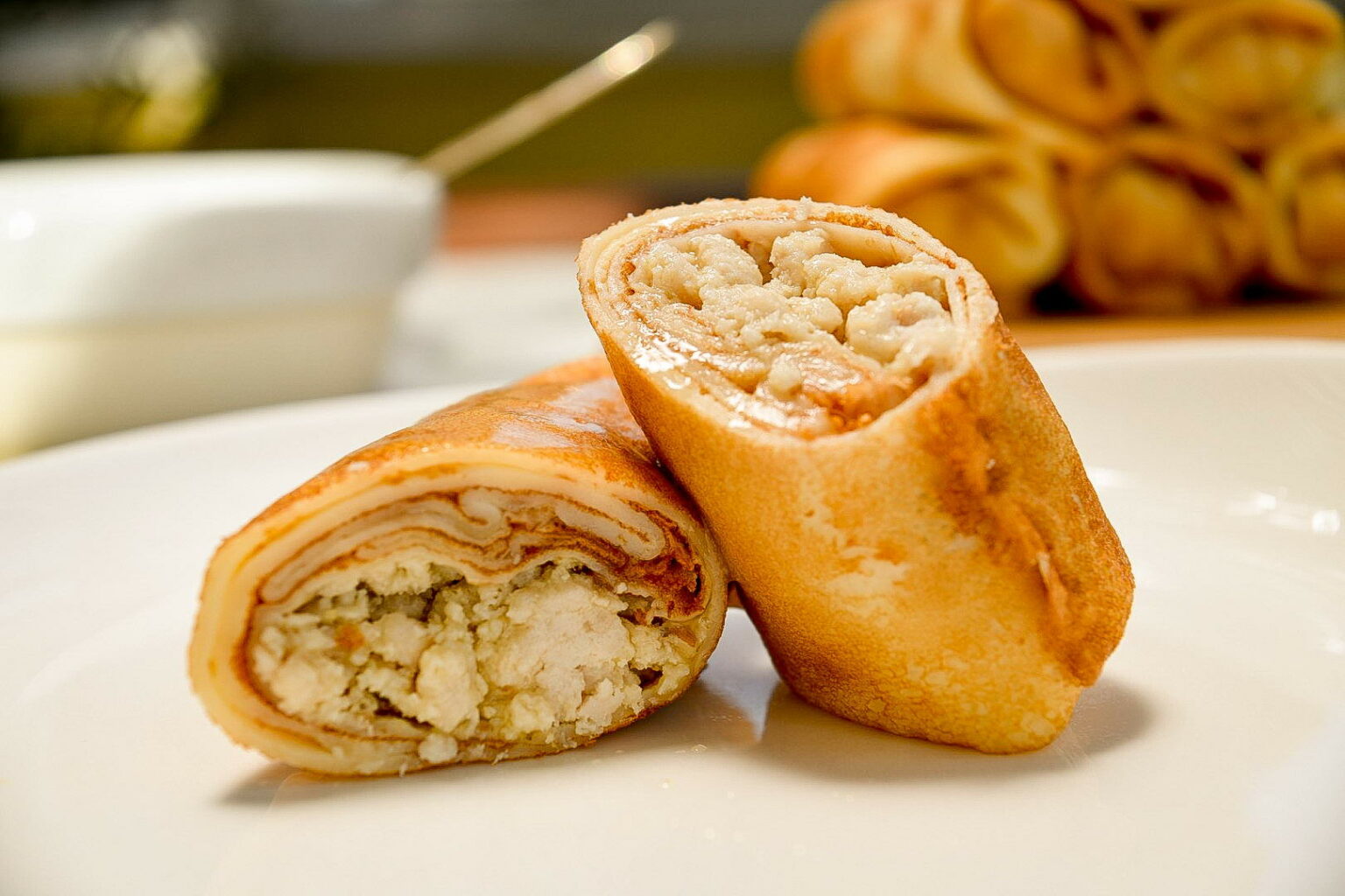 Блины с мясом — тесто тонкое, не рвется, хорошо держит начинку ...