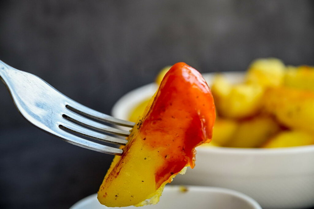 Картофель по-деревенски на сковороде — идеальный гарнир к любому блюду