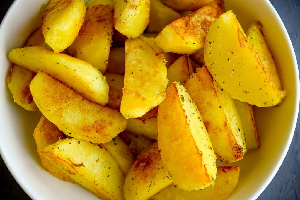 Картофель по-деревенски на сковороде — идеальный гарнир к любому блюду