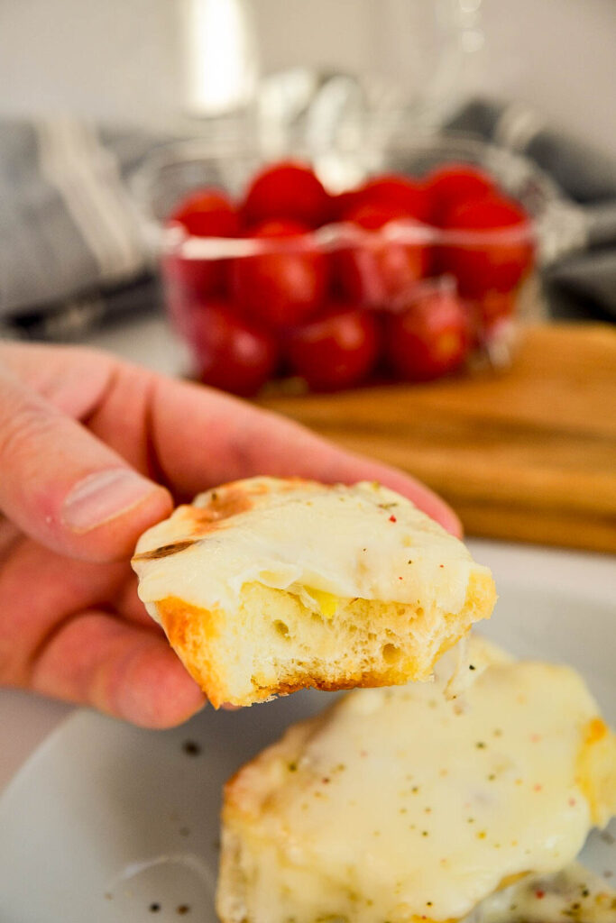 Хлеб с сыром и чесноком в духовке — вкусный сырный завтрак
