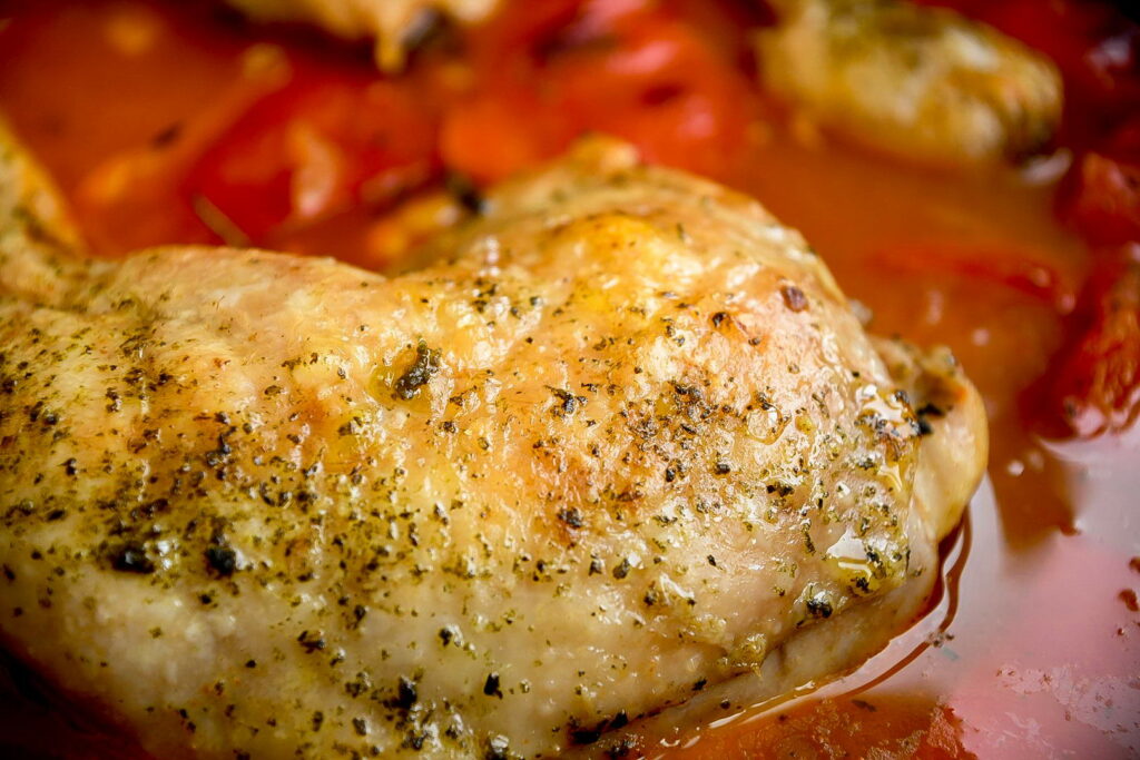 Куриные окорочка, запеченные с перцем в томатном соусе