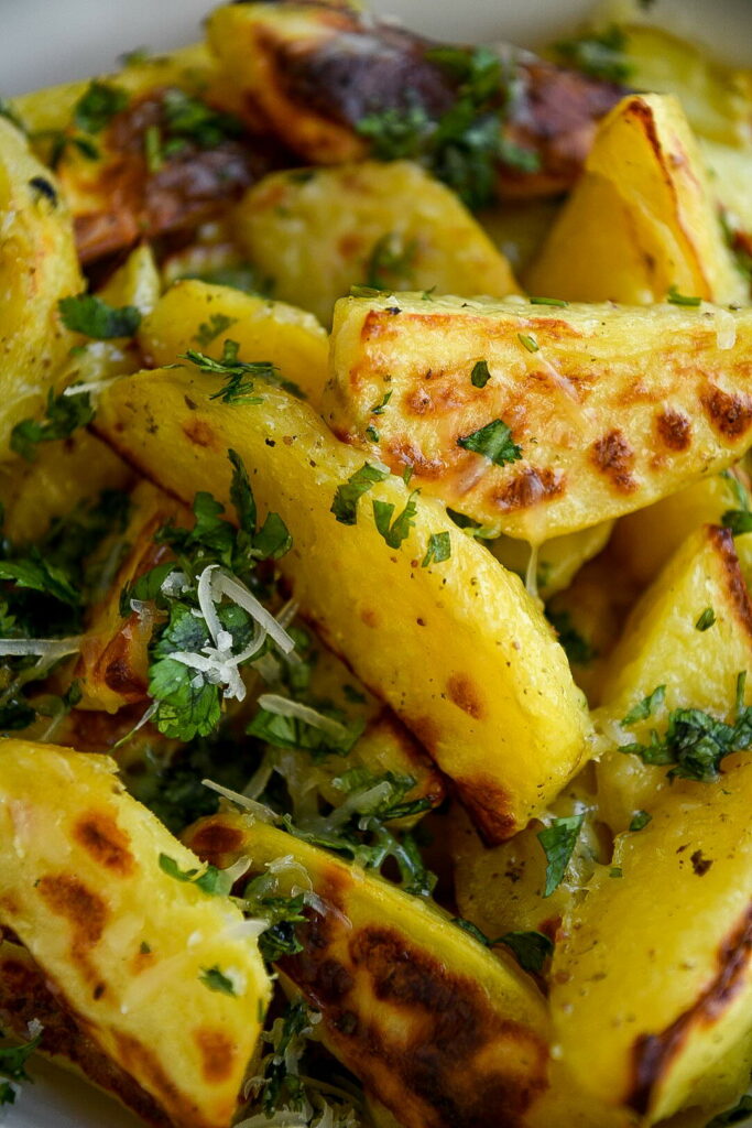 Запеченный картофель с сыром и зеленью в духовке — простой и вкусный гарнир