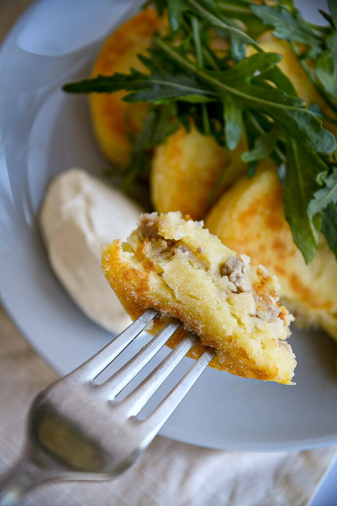 Картофельные зразы с фаршем на сковороде — секрет вкусной, хрустящей корочки
