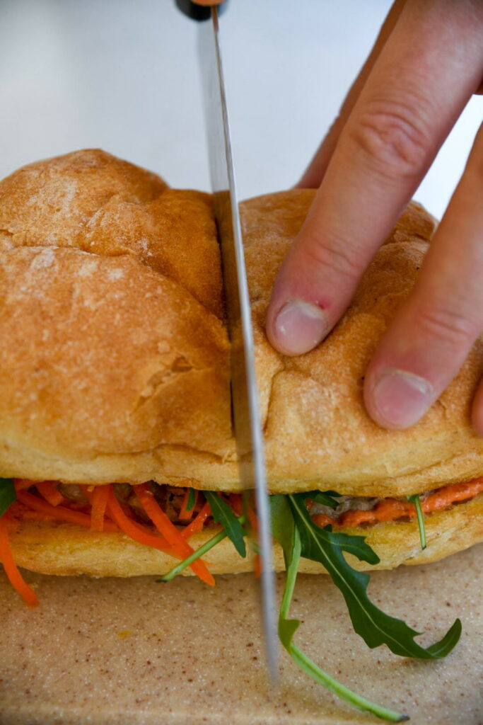 Сэндвич с котлетой из индейки и морковью по-корейски — пошаговый рецепт с фото