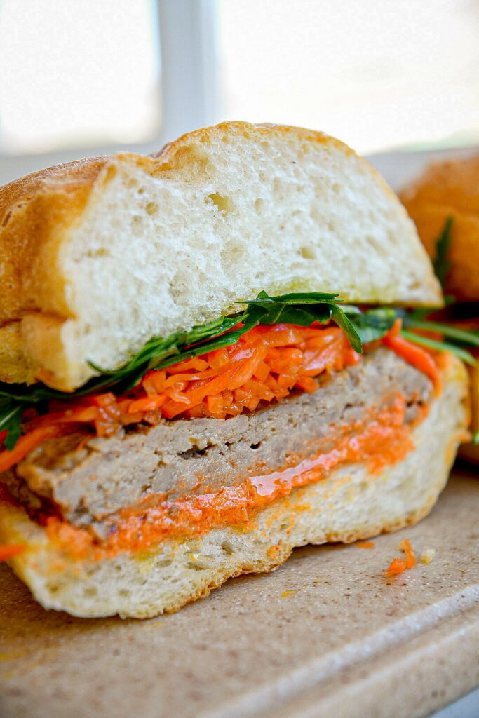 Сэндвич с котлетой из индейки и морковью по-корейски — пошаговый рецепт с фото