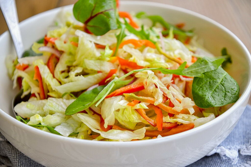 Салат айсберг, сладкий перец и лук — вкусный и быстрый салат из свежих овощей