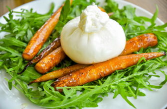 Салат с бальзамической морковью, сыром буррата и зеленью — так просто, и так вкусно