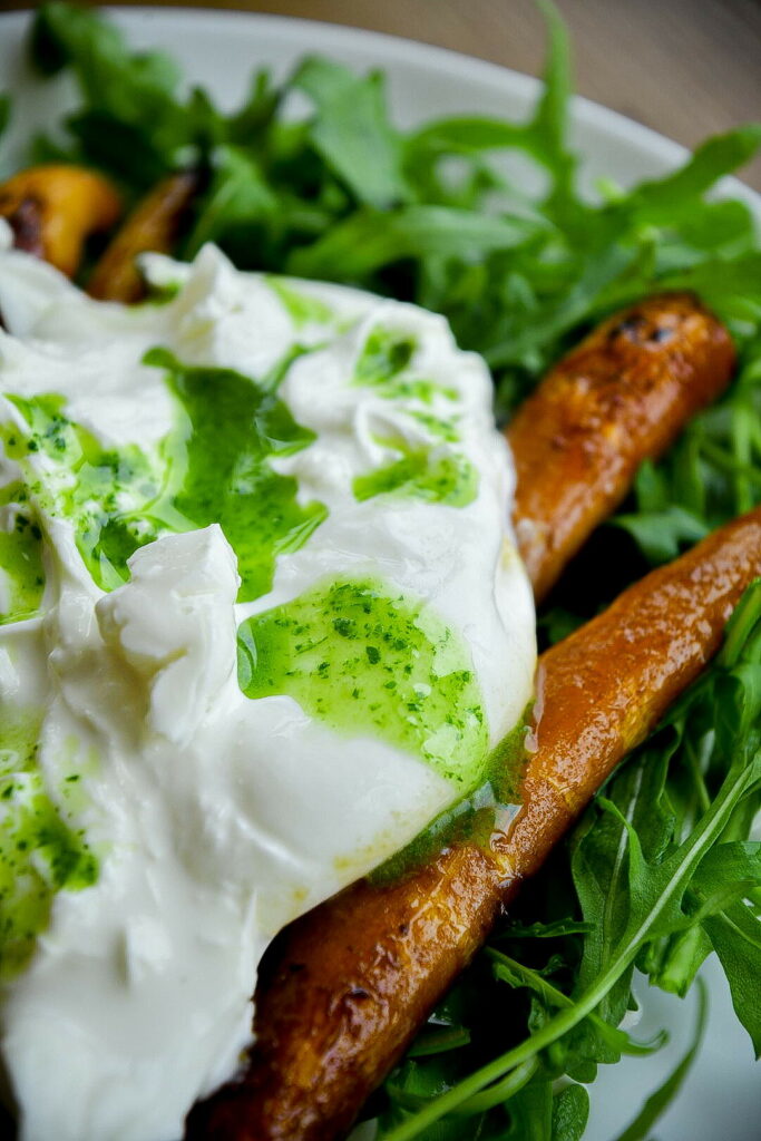Салат с бальзамической морковью, сыром буррата и зеленью — так просто, и так вкусно