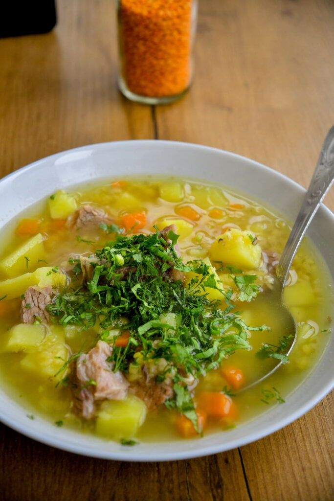 Чечевичный суп с говяжьими ребрами — приготовить легко, отказаться невозможно
