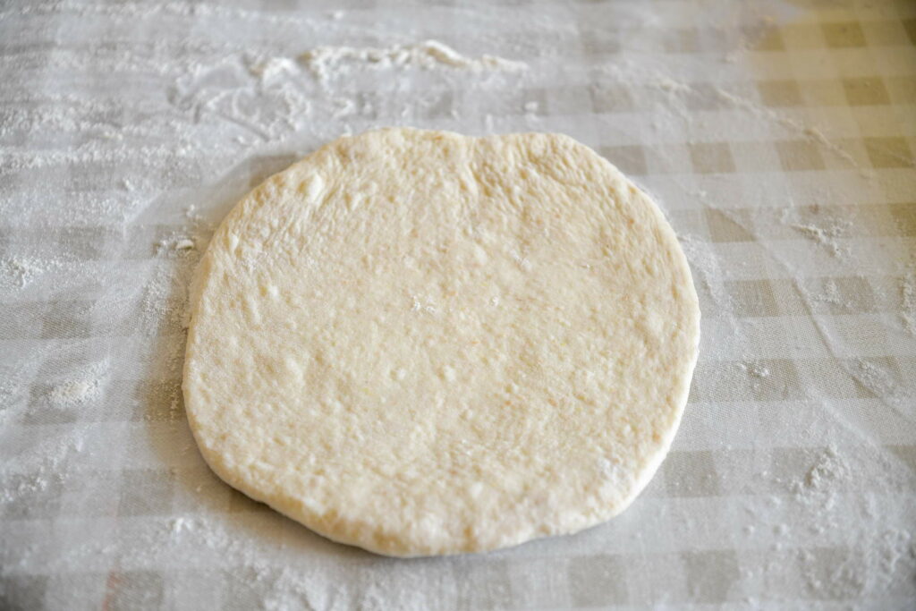 Простой рецепт лепешек с сыром и чесночным маслом на сковороде