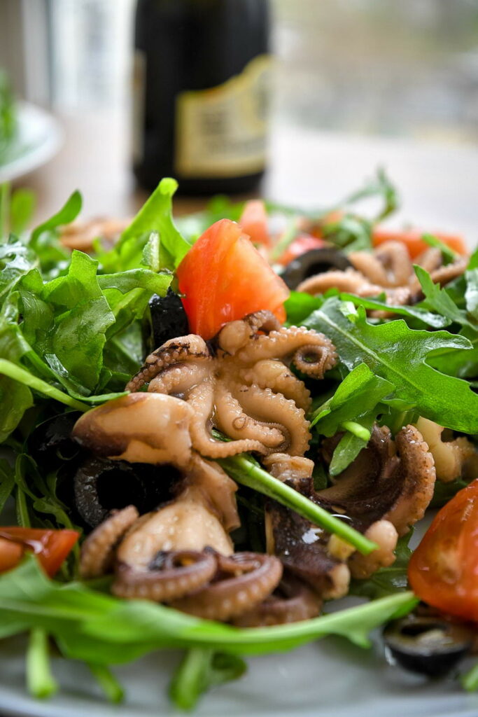 Салат с осьминогом, помидорами и рукколой: идеальное сочетание вкусов