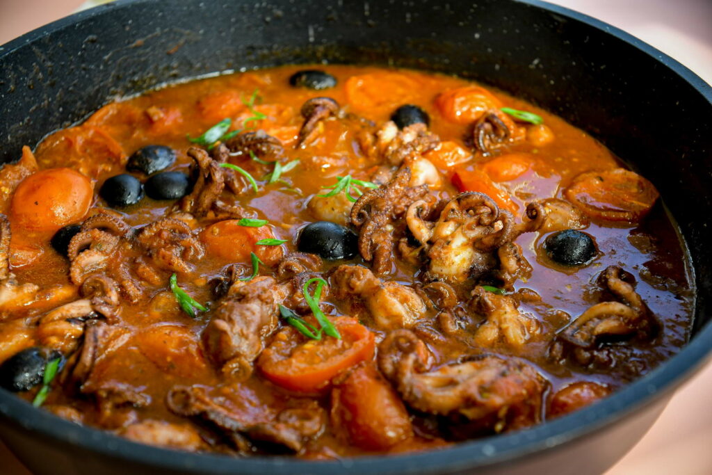 Осьминог, тушеный в томатном соусе — простое неаполитанское блюдо