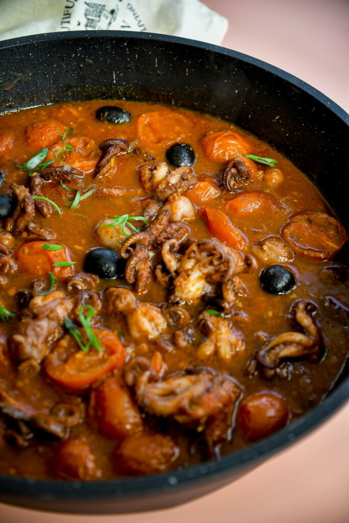 Осьминог, тушеный в томатном соусе — простое неаполитанское блюдо