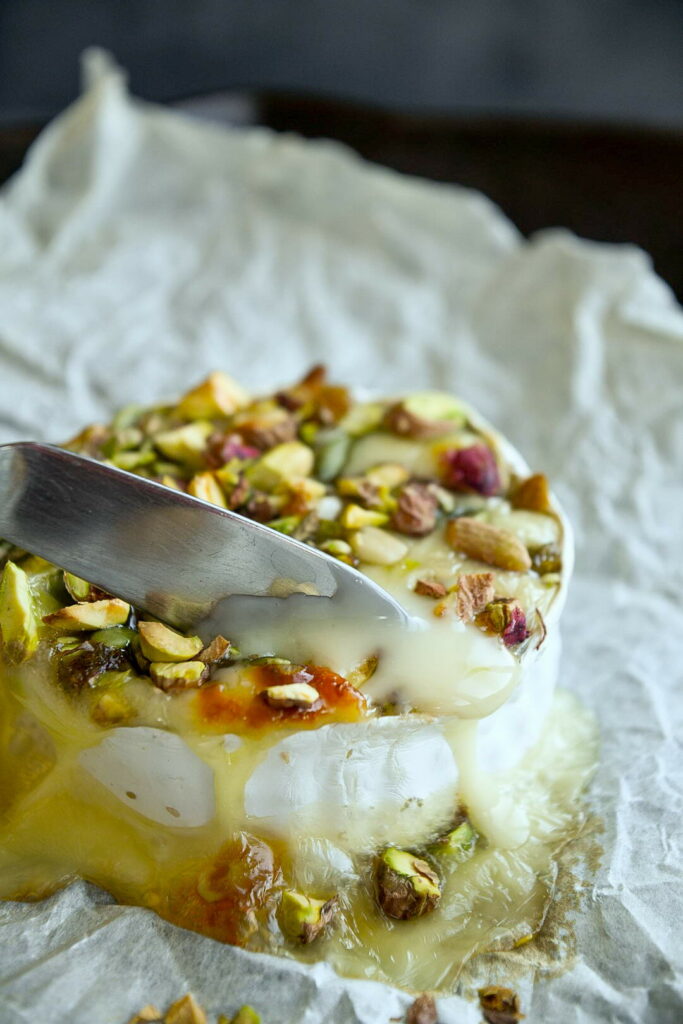 Запеченный камамбер с инжиром в духовке — рецепт идеального завтрака