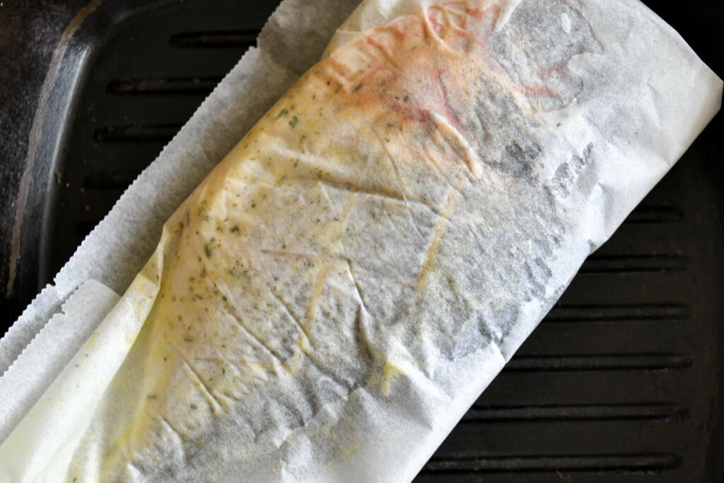 Жареная дорадо в пергаменте на сковороде: простой и быстрый рецепт