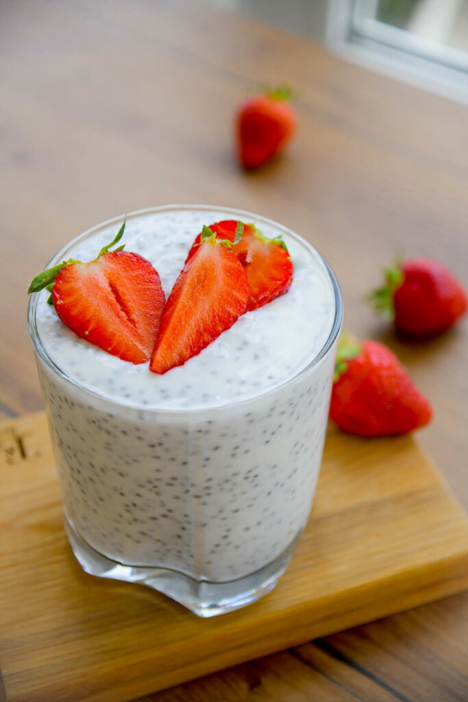 Йогурт с семенами чиа и клубникой — простой и питательный завтрак