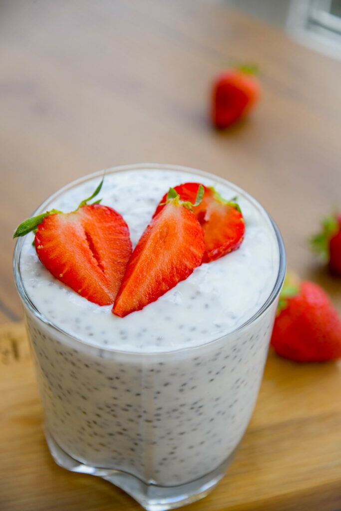 Йогурт с семенами чиа и клубникой — простой и питательный завтрак