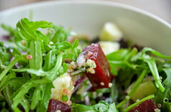 Салат с киноа, запеченной свеклой и брынзой — просто, питательно и вкусно