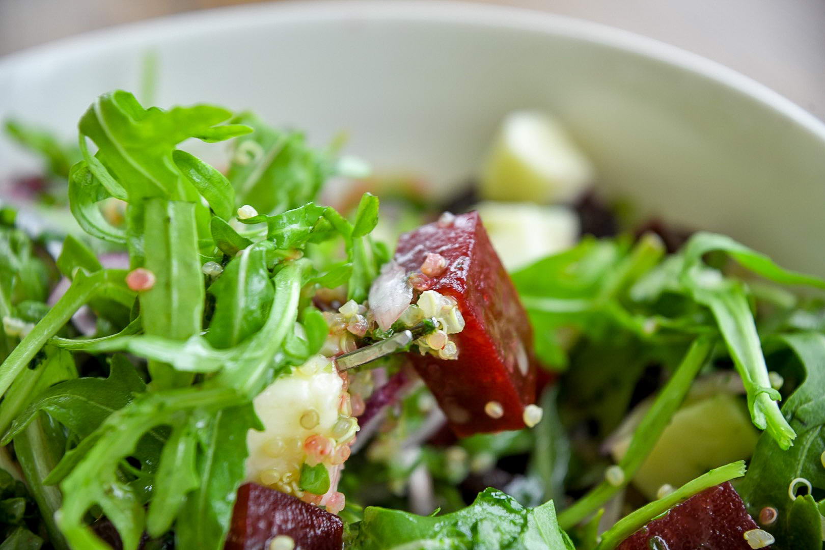 Салат с киноа, запеченной свеклой и брынзой — просто, питательно и вкусно
