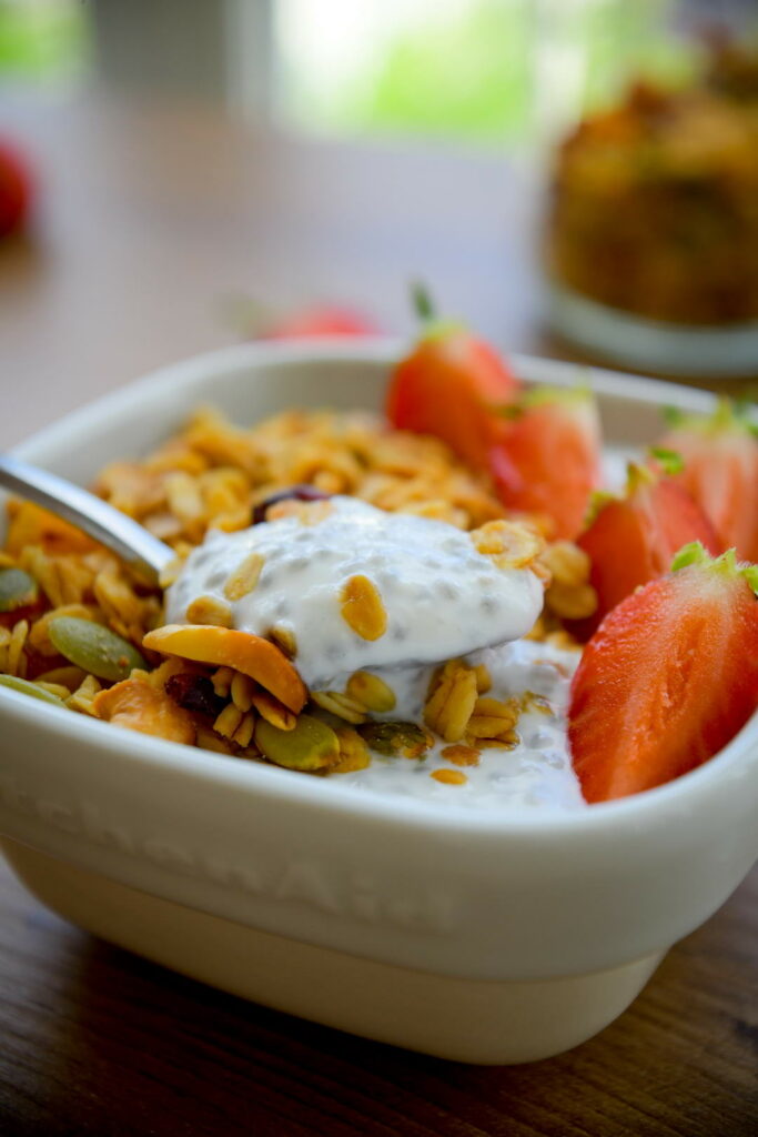 Гранола с кленовым сиропом, клубникой и йогуртом на завтрак