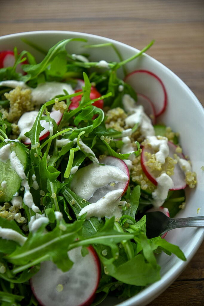 Салат со свежими овощами, киноа и ореховой заправкой