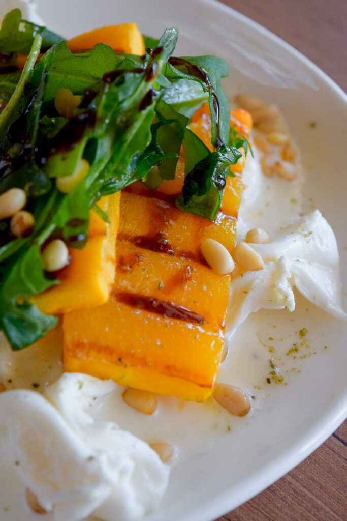 Салат из жареной тыквы-гриль с бурратой — пошаговый рецепт с фото