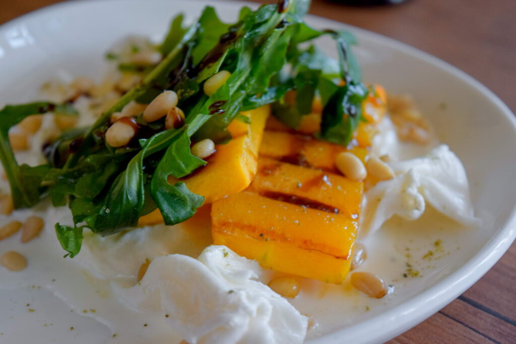 Салат из жареной тыквы-гриль с бурратой — пошаговый рецепт с фото