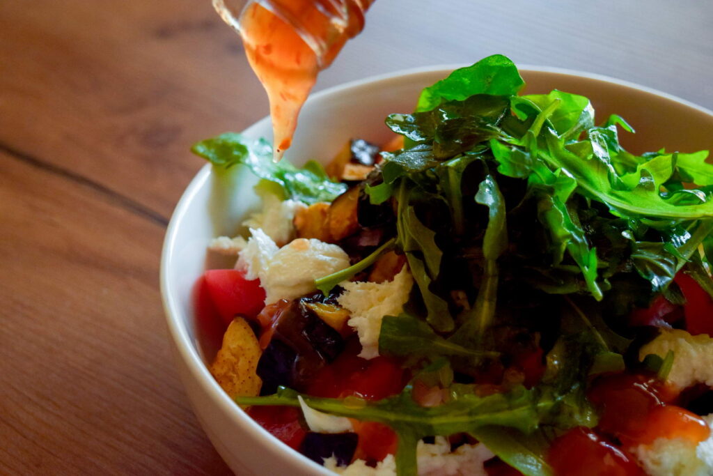 Салат с хрустящими баклажанами и кисло-сладким соусом — пошаговый рецепт с фото