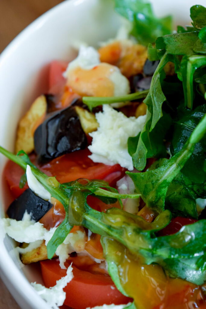 Салат с хрустящими баклажанами и кисло-сладким соусом — пошаговый рецепт с фото