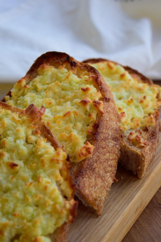 Гренки с сыром, чесноком и сливочным маслом: когда хочется сырного хлеба прямо сейчас