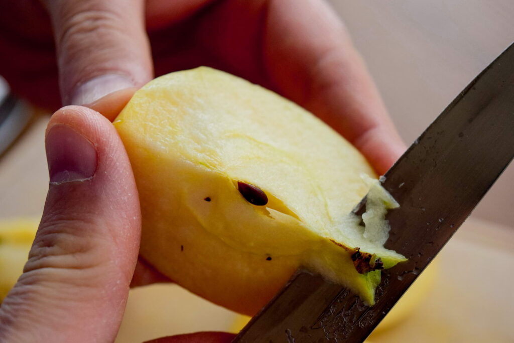 Как быстро натереть яблоко и не тратить время на чистку кожуры