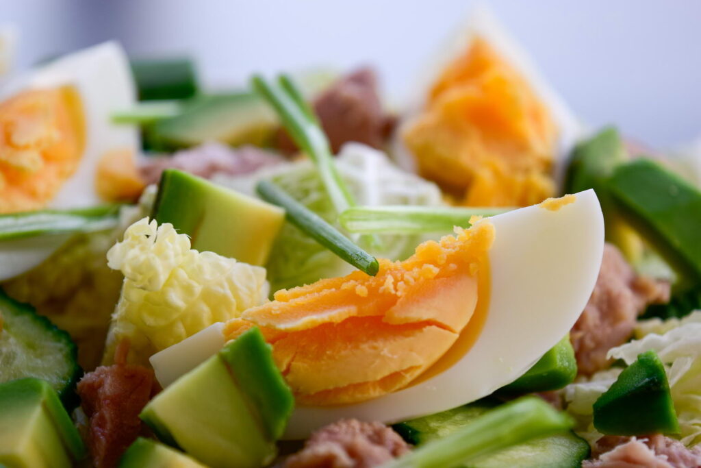 Салат на Новый год с пекинской капустой, тунцом соусом из кешью